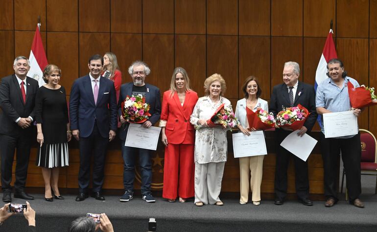 Los galardonados junto a las autoridades que participaron del acto de reconocimiento a los Maestros del Arte.