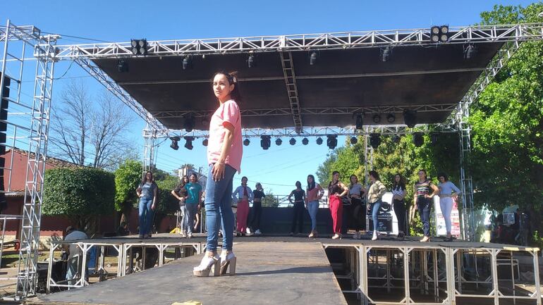 Las candidatas a Miss Primavera practicando para la noche de elección.