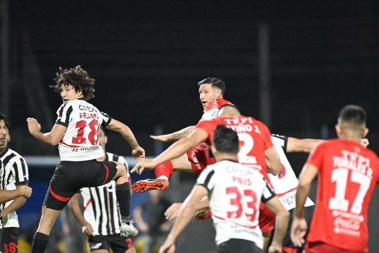 Pelea aérea en el partido que se juega en el Chaco