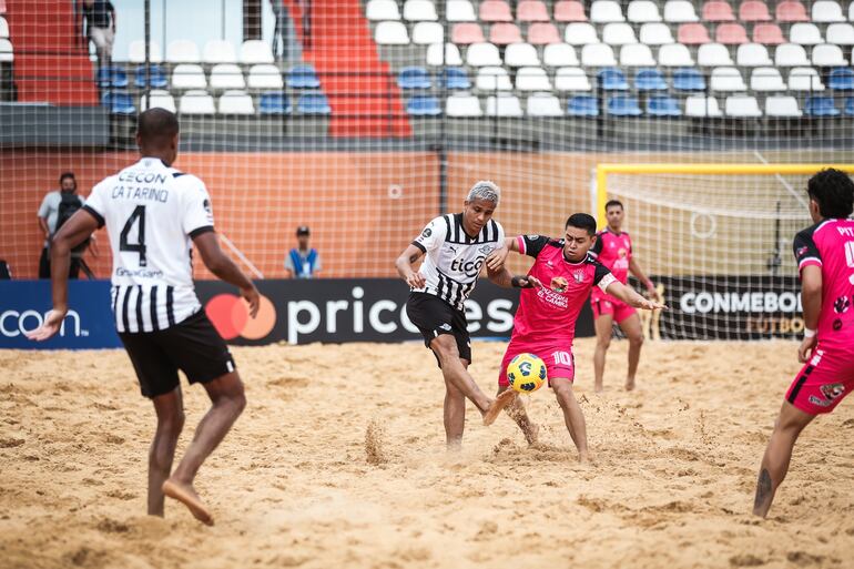 En un partidazo, Libertad avanzó a las semifinales del certamen, tras vencer en tiempo extra 5-4 a Camba Pizzero de Chile.