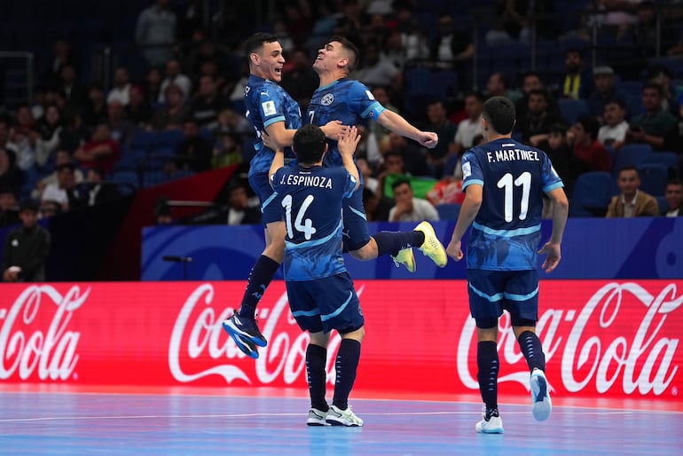 Los jugadores de la selección de Paraguay celebran un gol en el partido frente a Afganistán por los octavos de final del Mundial 2024 de Futsal FIFA en el Humo Arena, en Tashkent, Uzbekistán.