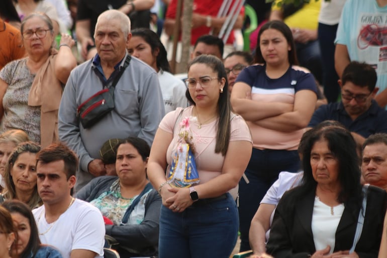 Como cada domingo la basílica de Caacupè estuvo repleta de fieles.