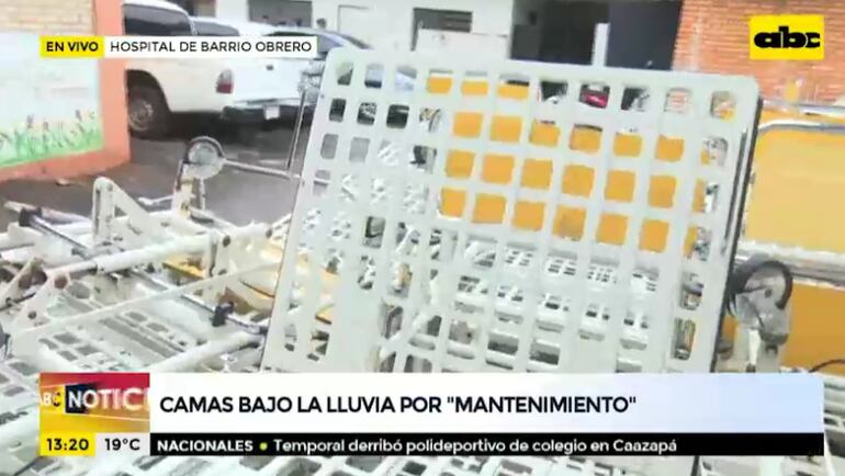 Las camas de internación se encuentran sin resguardo en el patio del Hospital de Barrio Obrero.