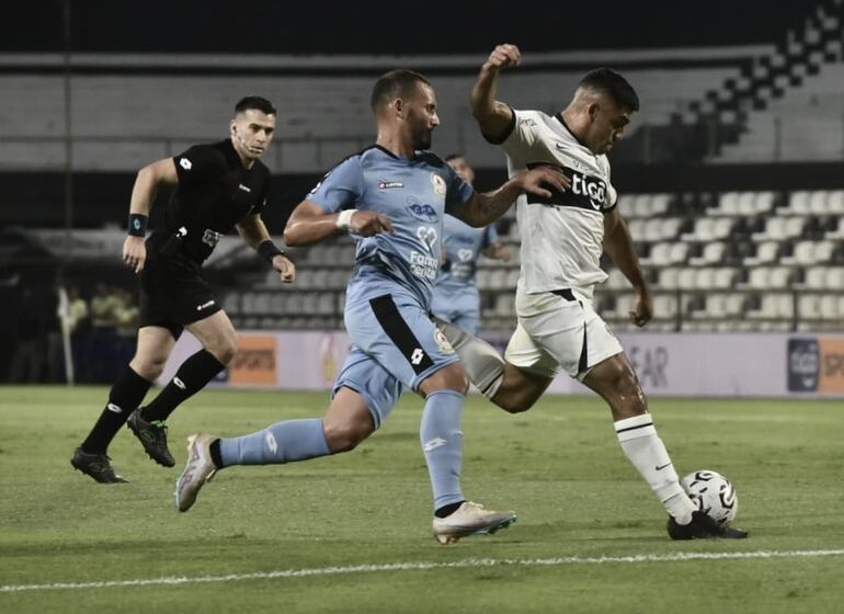 Marcos Gómez trata de generar una llegada de Olimpia ante la marca de Willian Candia