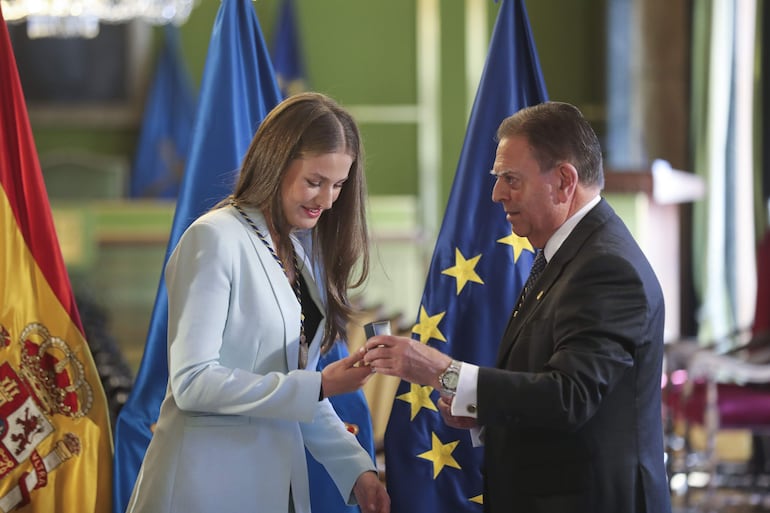 La princesa Leonor, feliz y emocionada al recibir el título de alcaldesa honoraria de Oviedo y la Medalla de Asturias, un día antes de participar en la ceremonia de entrega de los Premios Princesa de Asturias. (EFE/J.L.Cereijido)
