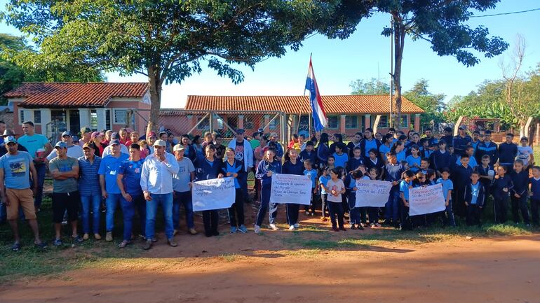 La comunidad educativa de la escuela 12 de Junio de Tacuatí se moviliza para exigir rubros y apertura de grado