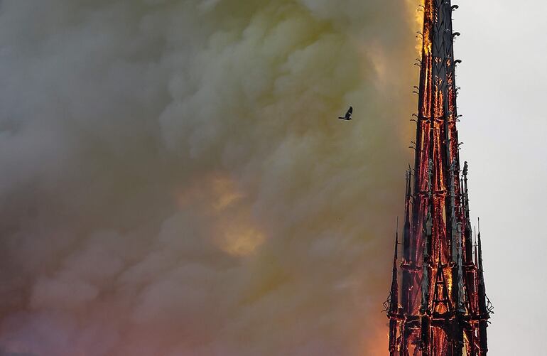 Fotografía de archivo que muestra la aguja de la Catedral de Notre Dame en llamas durante el incendio que el 15 de abril de 2019 calcinó uno de los edificios más conocidos de París.