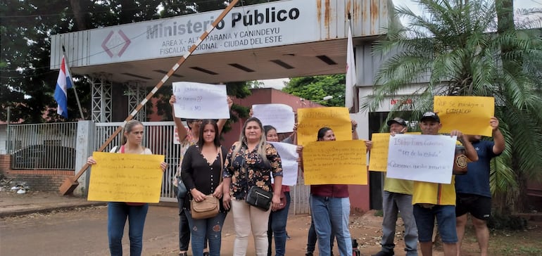 Las víctimas del "rey de la estafa" se movilizaron frente a la Fiscalía de Ciudad del Este.