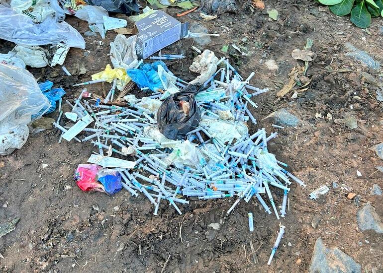 En plena calle arrojan 22 kg de basura patológica en barrio capitalino.