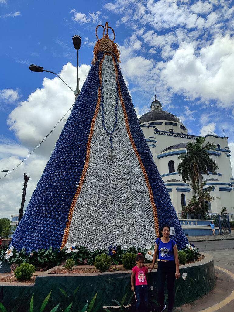 La imagen de la Virgen de Caacupé hecha de 12.000 botellas y que fue ubicada en la rotonda a un lado de la Basílica.