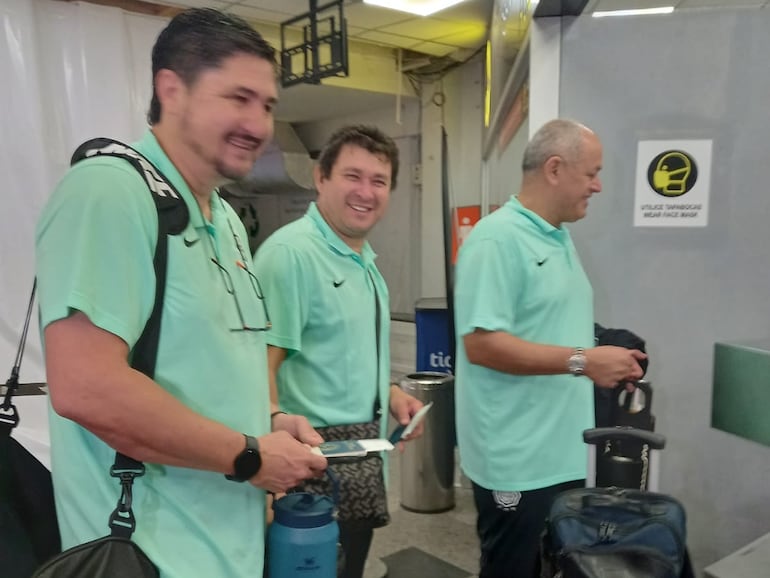 Francisco Arce (d), entrenador de Olimpia, con parte del cuerpo técnico previo al viaje a Río de Janeiro para disputar los octavos de final de la Copa Libertadores.