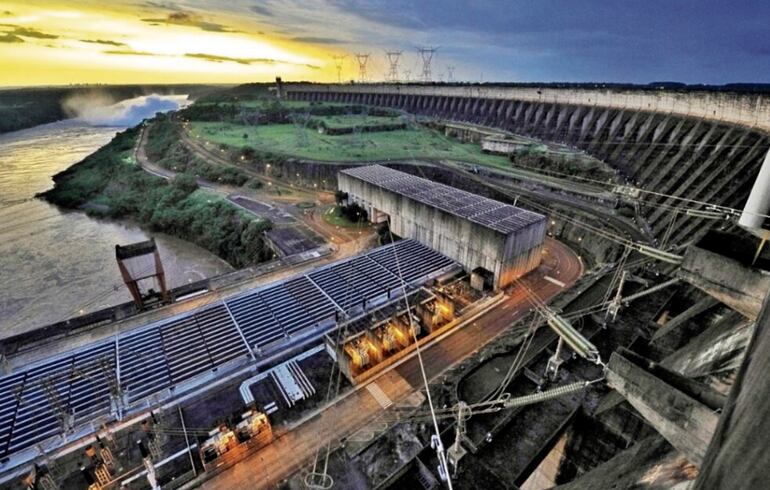 Para construir la Central Hidroeléctrica Itaipú se sacrificó un maravilloso ecosistema boscoso.