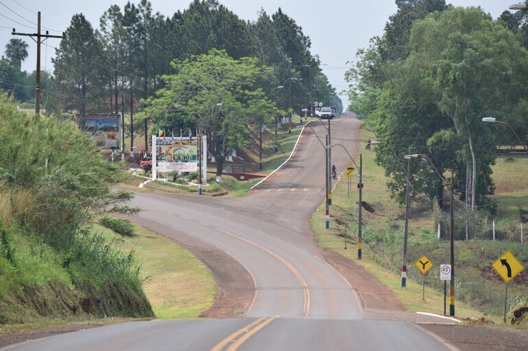 Acceso al centro urbano de La Paz, a través de la ruta "Graneros del Sur Paraguay-Japón". Este pujante distrito celebró 36 años, el lunes.