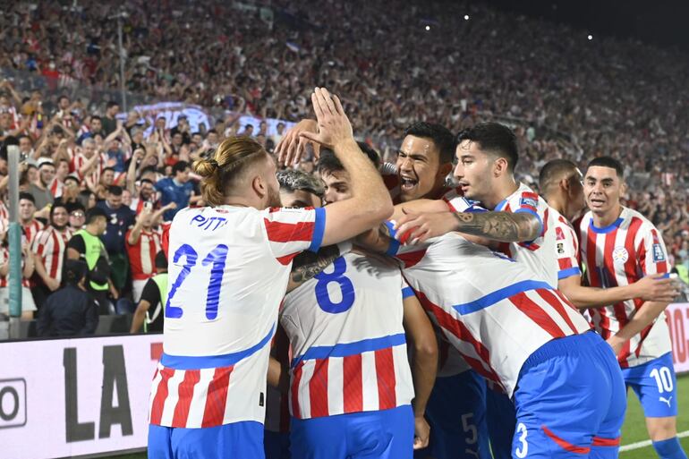 Los jugadores de la selección de Paraguay festejan un gol en el partido frente a Brasil por la octava fecha de las Eliminatorias Sudamericanas al Mundial 2026 en el estadio Defensores del Chaco, en Asunción, Paraguay.