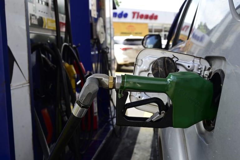 Petropar debe definir si subirá o mantendrá el precio de los combustibles.