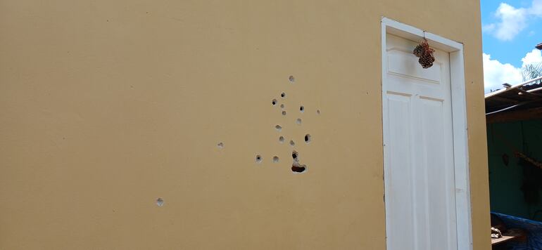 agujeros en la pared de la casa del dirigente social