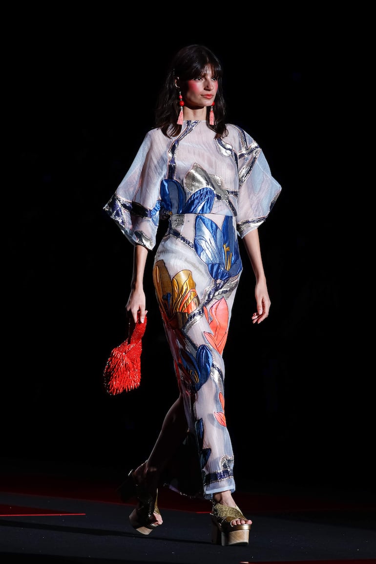 Una modelo desfila con diseños de la firma Lola Casademunt en la Mercedes-Benz Madrid Fashion Week.