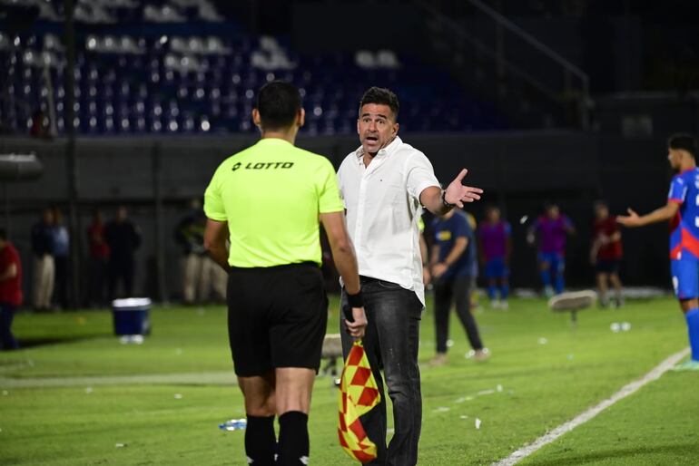 Iván Almeida, entrenador de Tacuary, reclama al juez de línea tras una jugada dudosa en el juego ante Cerro Porteño.