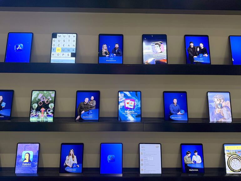 Dispositivos iPads abiertos en la portada de diferentes aplicaciones participantes en los premios de Apple en Nueva York (EE.UU). 