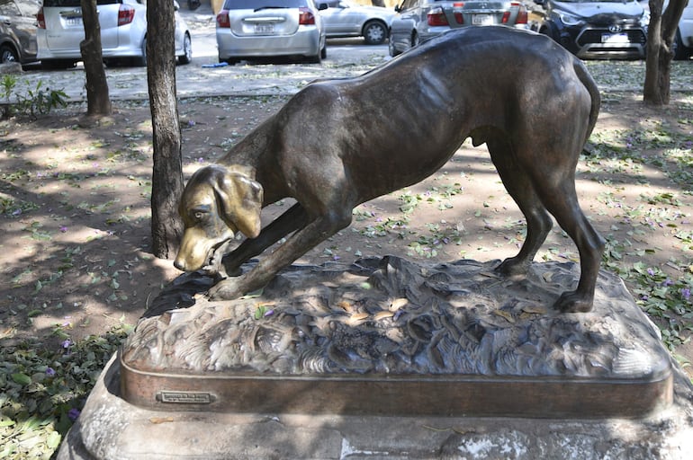 La escultura "El Perro", atribuido a Jules Moigniez, artista reconocido por sus trabajos de esculturas de animales, no se trata de una posición habitual en la escultura de un perro, el artista buscó inmortalizarlo en el momento en que custodiaba su hueso.