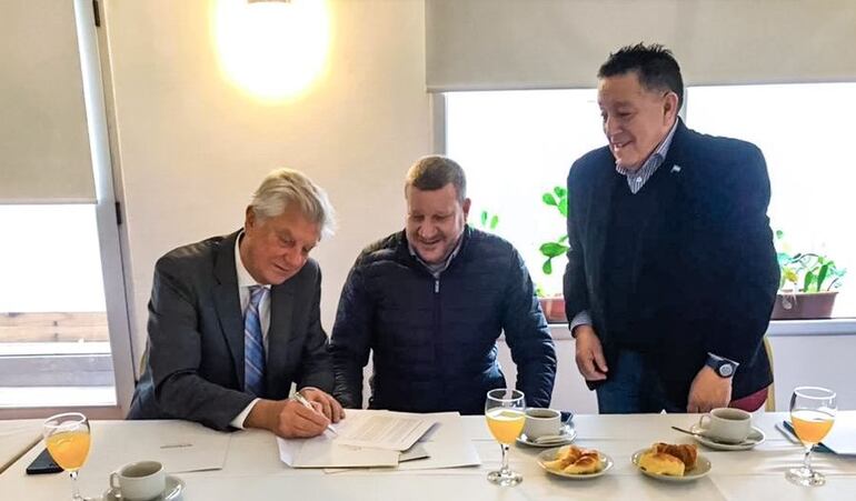 Luis Green, Luciano Buligon, presidente de BRIPAEM,  y Ramón Ortellado, secretario general del organismo. Green fue nombrado presidente honorario de BRIPAEM.