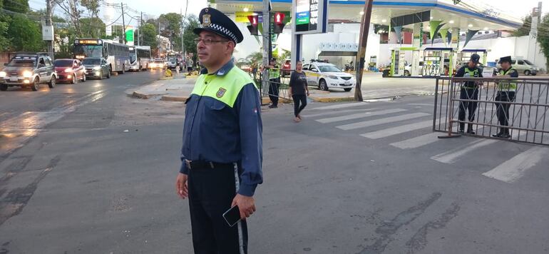 Agentes de la PMT esta tarde en zona del club Libertad. (gentileza).