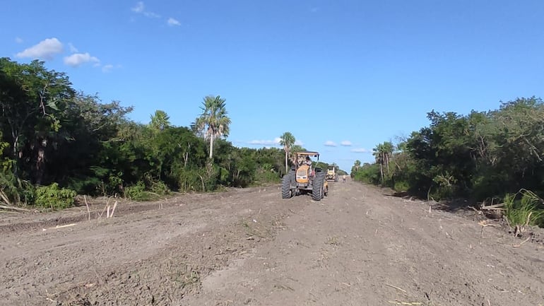 Maquinarias de la Gobernación reparando camino en la zona de Bahía Negra.