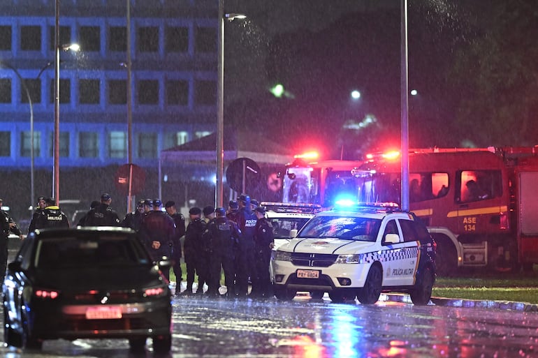 Miembros de la Policía Militar del Distrito Federal, Policía Civil y Policía Judiciaria custodian el lugar de una explosión en la Plaza de los Tres Poderes este miércoles, en Brasilia (Brasil).