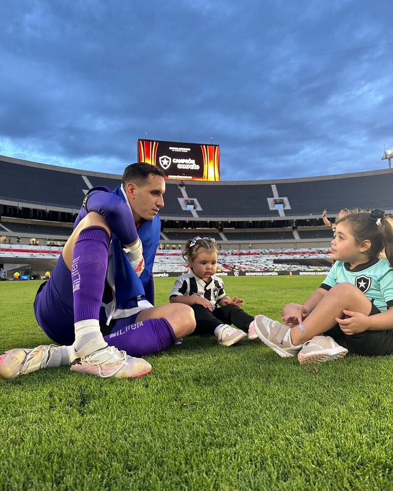 "Gatito" Fernández sentado en el césped del Monumental con sus niñas Sophie y Rafaella. (Instagram/Gatito Fernández)