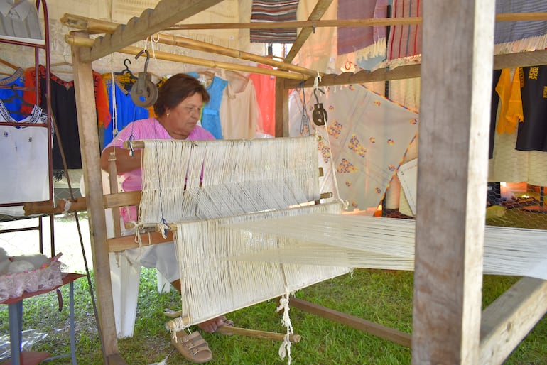 La artesana Ida López de Goiris con su telar rústico con el cual elabora la tela de algodón.