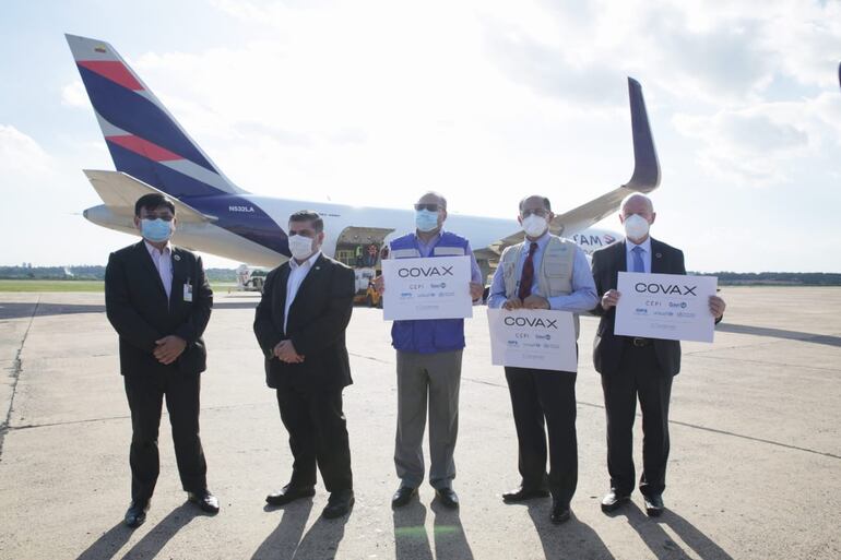 Julio Borba, ministro de Salud de Paraguay con autoridades de la OPS/OMS. 