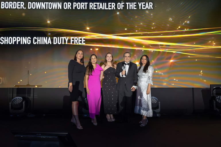 Patricia Gayoso, Patricia Ramallo y Felipe Cogorno, junto a las presentadoras del premio Frontier Awards, en Cannes, Francia.