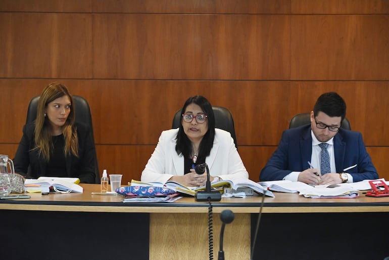 Jueces Inés Galarza, Rossana Maldonado y Juan Francisco Ortíz, miembros del tribunal de sentencia. 