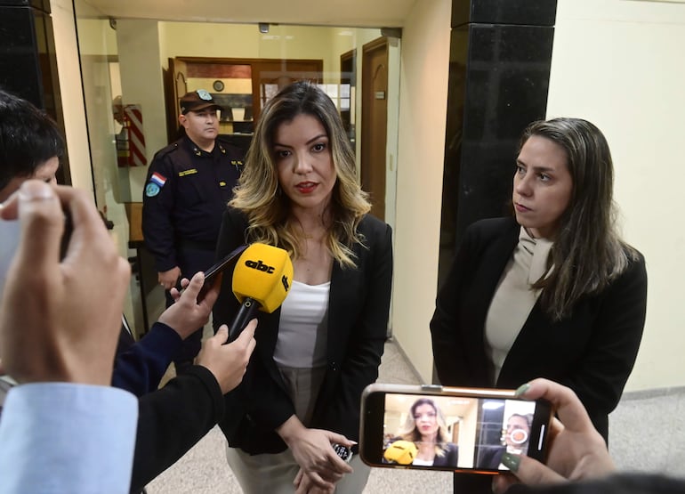 La fiscala Natalia Silva explica a Abc lo ocurrido en la primera jornada del juicio oral y público al exfiscal general del Estado Javier Díaz Verón. La observa su colega Claudia Aguilera (der.).