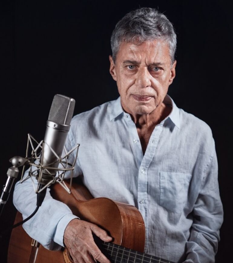 Chico Buarque es poeta, cantante, guitarrista, compositor, dramaturgo y novelista.