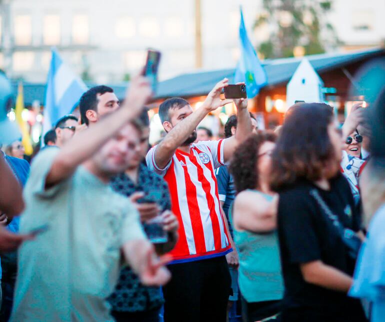 El público, entre ellos muchos paraguayos residentes en España, acompañó cantando y celebrando las canciones de Paiko.