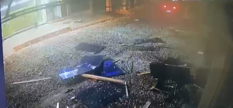 Así quedó la calle frente al local del BNF en Natalio, tras la explosión.