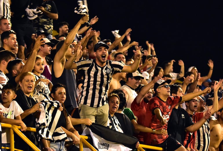 Los hinchas de Libertad festejan el triunfo sobre Sportivo Luqueño y la conquista del Torneo Clausura 2023 del fútbol paraguayo.