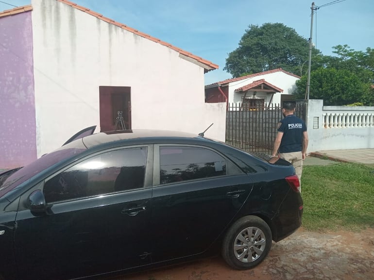 Un uniformado policial custodia la vivienda donde se produjo el intento de homicidio.