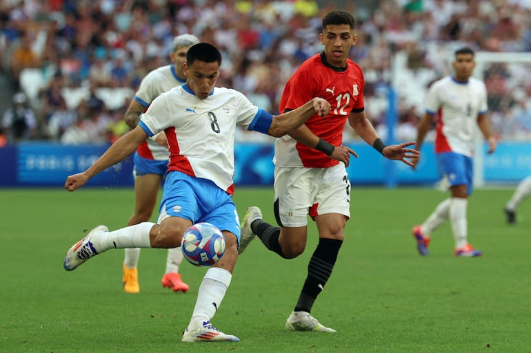 Diego Gómez (i), jugador de la selección de Paraguay, ejecuta un balón en el partido frente a Egipto por los cuartos de final de los Juegos Olímpicos 2024.