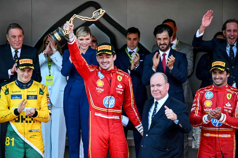 El Príncipe Alberto II celebra junto a Charles Leclerc el triunfo del piloto local en el Gran Premio de Mónaco.