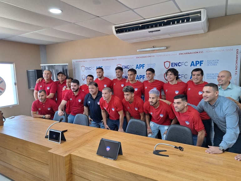 Integrantes de la directiva, cuerpo técnico y plantel de jugadores de Encarnación FC, durante la presentación.