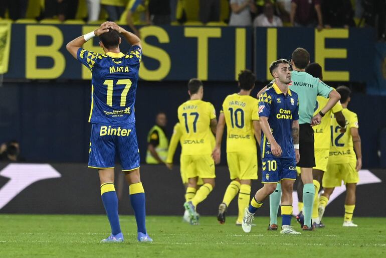 El delantero de la UD Las Palmas Jaime Mata (i) se lamenta tras un gol del Villarreal durante el partido de la jornada 8 de LaLiga en Primera División que Villarreal CF y UD Las Palmas disputan este lunes en el estadio de La Cerámica.