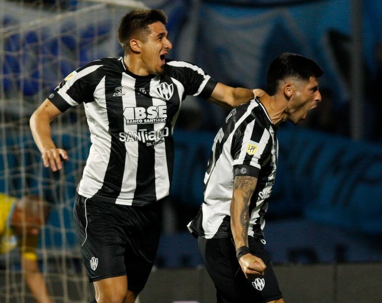 José Florentín grita su gol para Central Córdoba de Santiago del Estero.