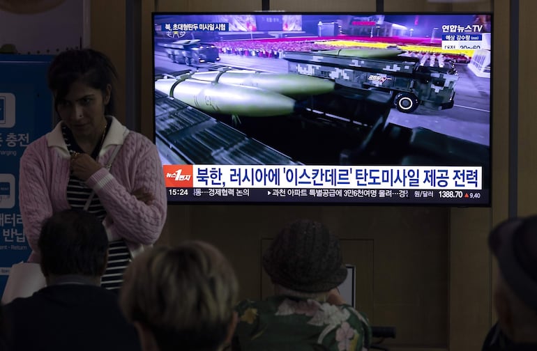 En una estación de Seúl observan los movimientos militares en Corea del Norte.