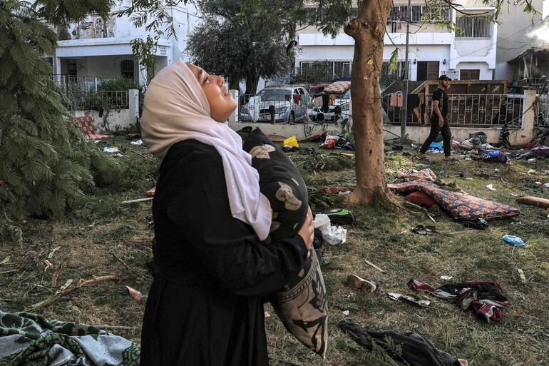 El Comité Internacional de la Cruz Roja (CICR) señaló hoy que ha preparado un convoy con 60 toneladas de ayuda humanitaria para la franja palestina de Gaza, así como personal médico, y sigue a la espera de que se abran corredores humanitarios con el fin de atender a la población civil.