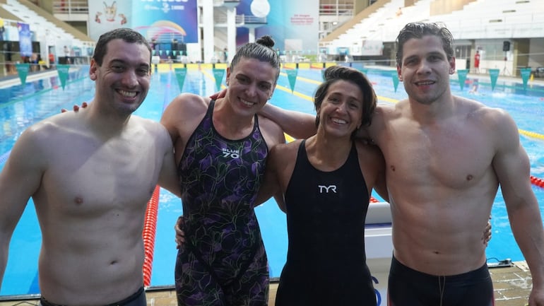 Equipo del CBH que impuso un nuevo récord mundial en el relevo 4 x 200 libres mixtos, de izq. a der. Daniel Carrillo, Verónica Balsano, Diana Duque y Charles Hockin, en el Centro Acuático Nacional.