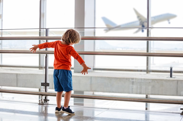 Viajar en avión con niños.