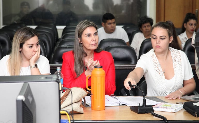 La fiscala Lorena Ledesma (c) acompañada de sus asistentes Katerin López y Chantal Odonne, en la sala de juicios orales.