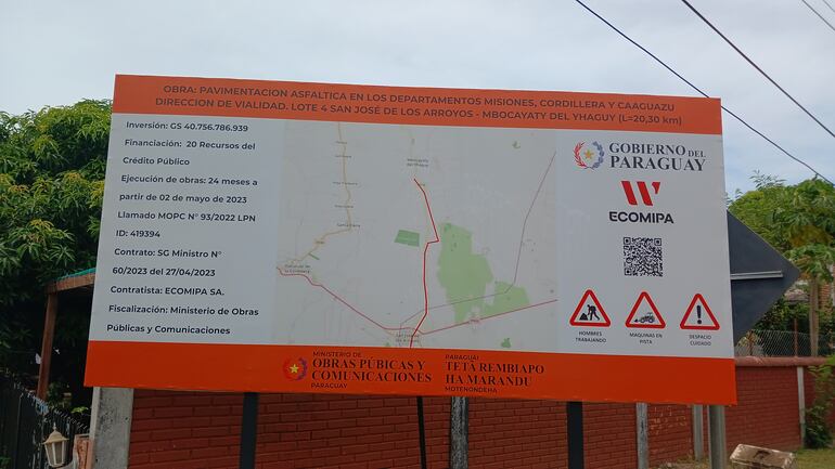 El cartel informativo del MOPC sobre la ruta asfaltada que se debió construir.